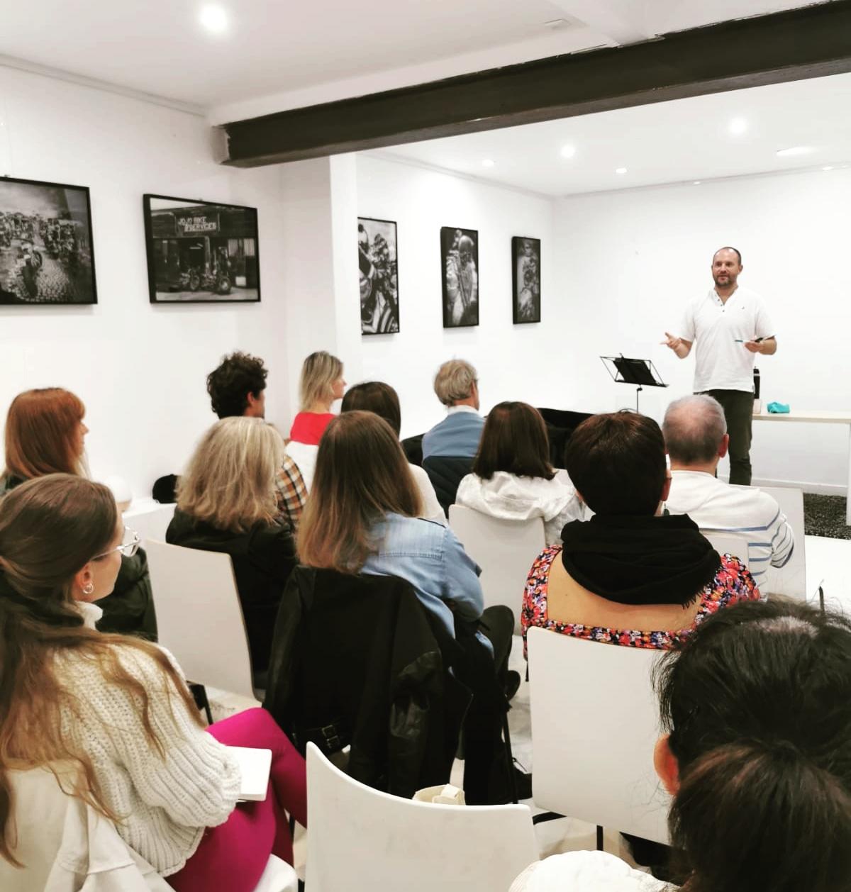 Julien Cazenave animant une conférence sur l'énergétique traditionnelle chinoise devant un groupe à Biarritz